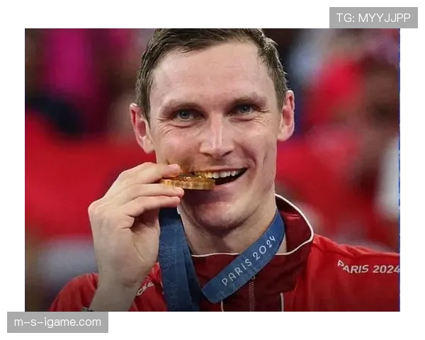 安赛龙训练完顺手拎了杯冰美式，这自律程度真让人无语