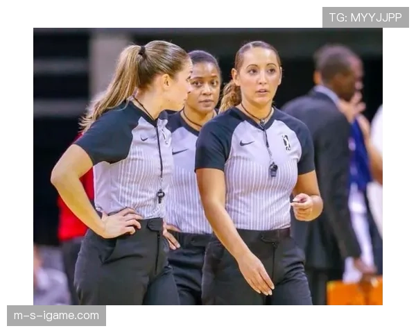 卡瓦尼机场被路人认出，直接摆出赛场魔兽样，差点没认出来是谁！